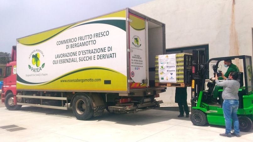 1-il-prezioso-carico-di-succo-di-bergamotto-parte-da-brancaleone-copia