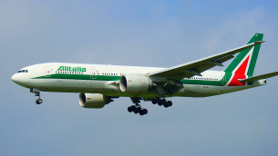 1280px-alitalia_boeing_777-243er_landing_at_tokyo_narita_airport