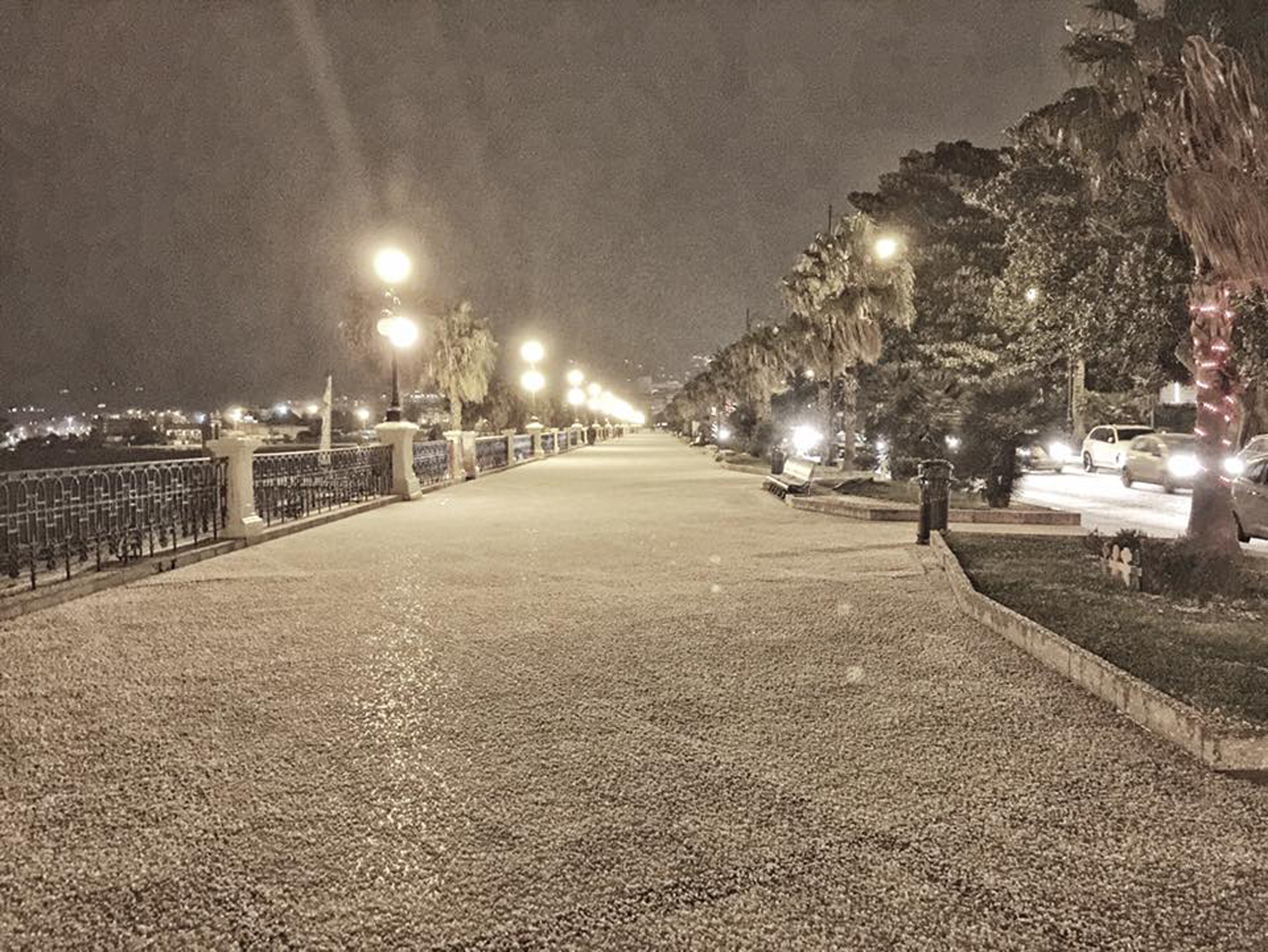 Il Lungomare Falcomatà di Reggio Calabria, ieri ricoperto dalla neve