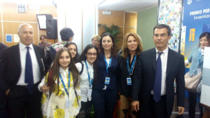 Nella foto, da sinistra: Francesco Nicolò (Banca d’Italia), le alunne che hanno presentato il bozzetto, Irene Lancellotti, Rita Elia e Giovanni Floris