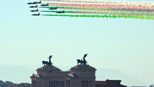 2 giugno, l'omaggio di Mattarella e le Frecce Tricolori - Video