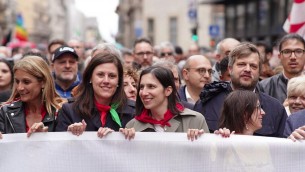 25 aprile, corteo a Milano: decine di migliaia in piazza