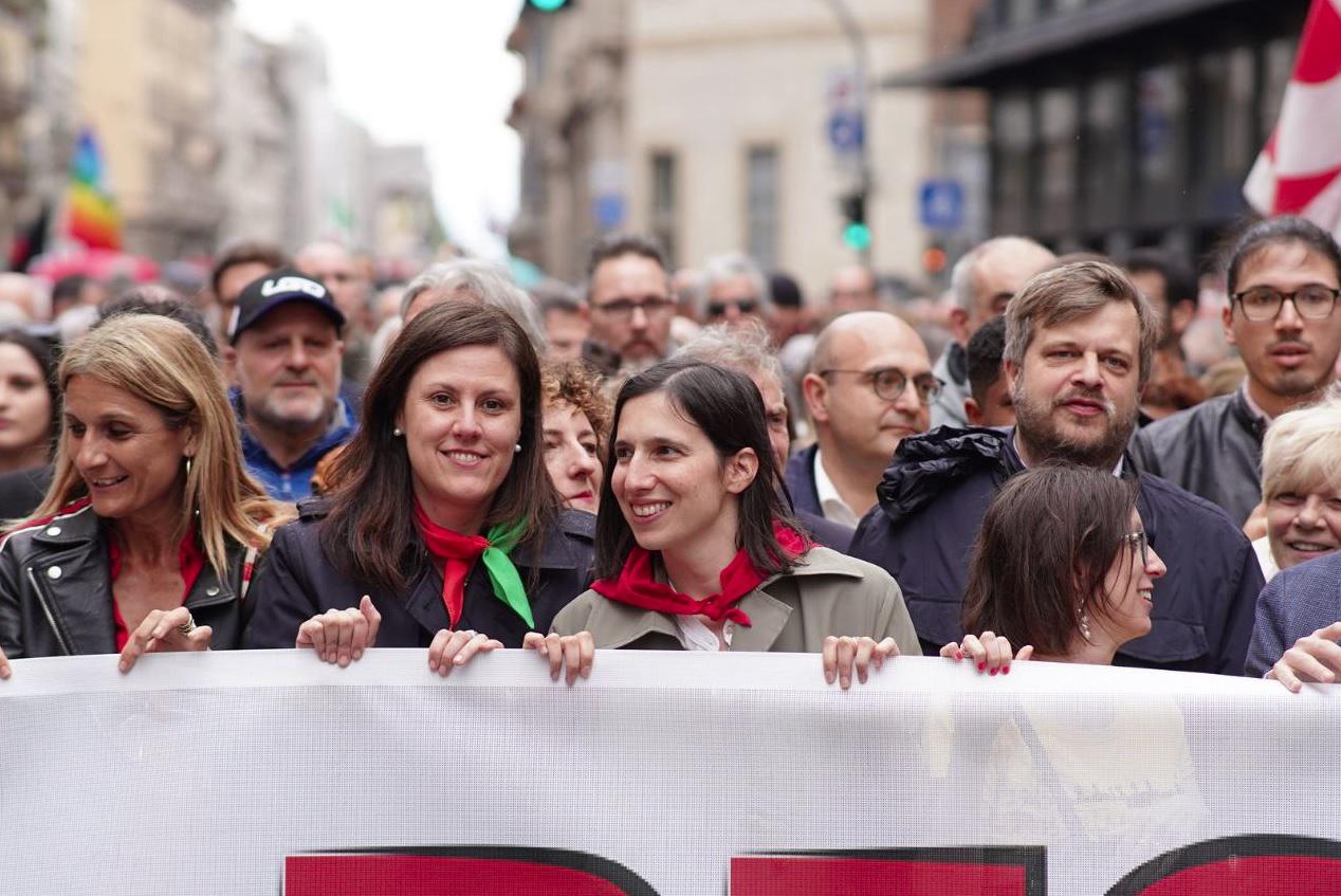 25 aprile, corteo a Milano: decine di migliaia in piazza