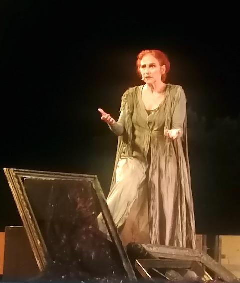 Elisabetta Pozzi in "Cassandra" (foto di Giovanna Villella)