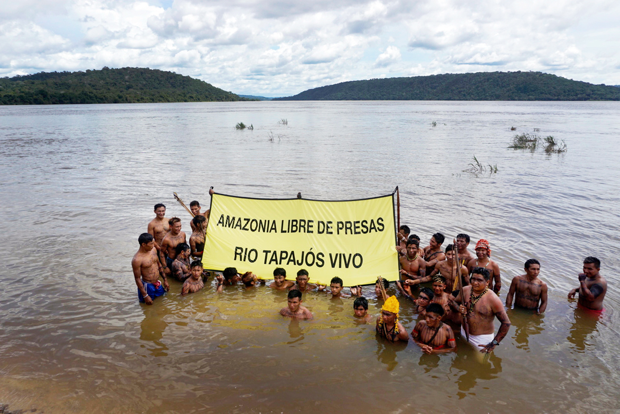 Greenpeace Joins the Munduruku to Protest Damming of Tapajós RiverMunduruku protestam contra hidrelétricas no Rio Tapajós