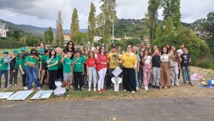 con-gli-alunni-e-i-docenti-dellistituto-manzoni-augruso-al-parco-fluviale