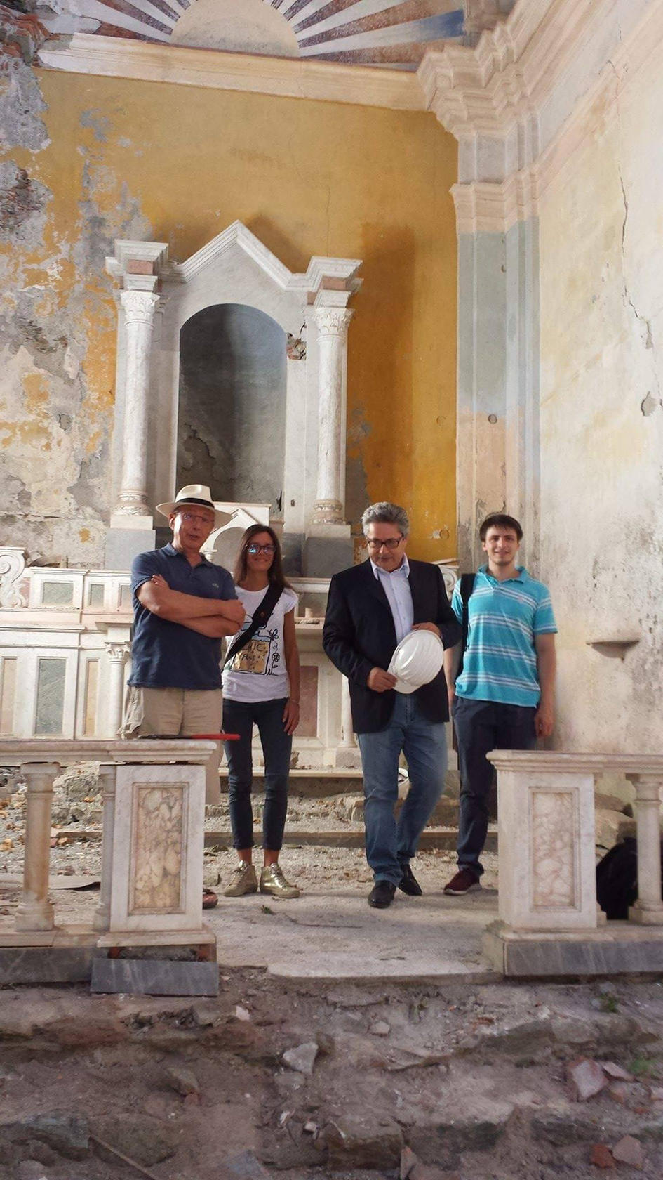 Grandinetti e Paola, con due borsisti, nella chiesa di San Nicola