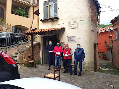 i-volontari-dellassociazione-davanti-alla-sede-di-piazza-santa-sofia