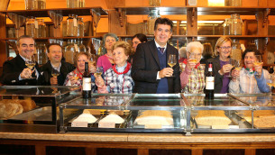 Nella foto di Marco Isola:  l'assessore  Raffini, il professore Montanari,  il sindaco Manca, l'assessora Marchetti e il Coro delle Mondine di Bentivoglio