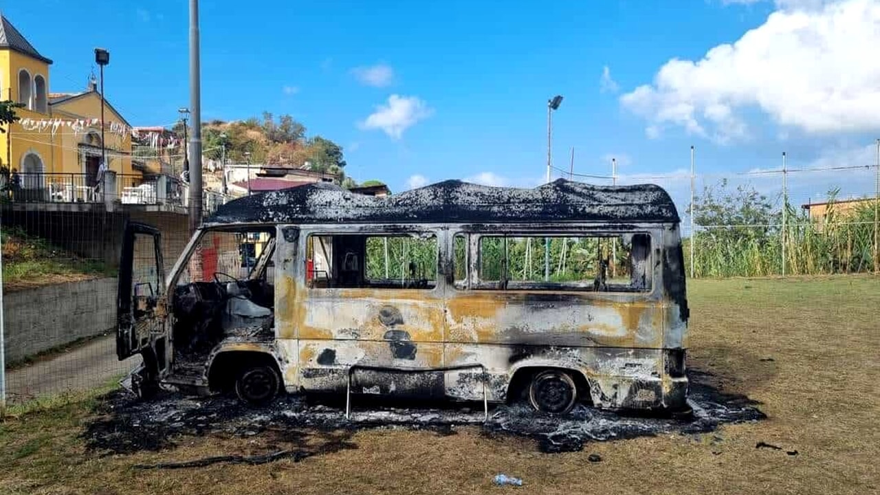 il-pulmino-bruciato-foto-fb-pronto-estate-calabria-2