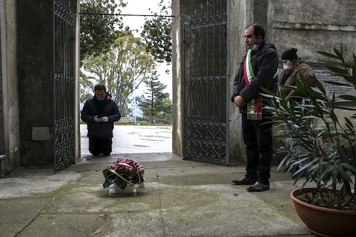 il-sindaco-paone-al-cimitero