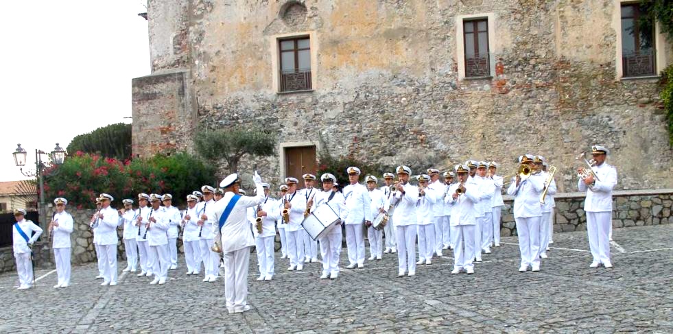 la-banda-della-marina-militare-si-esibisce-in-in-alcuni-luoghi-della-citta