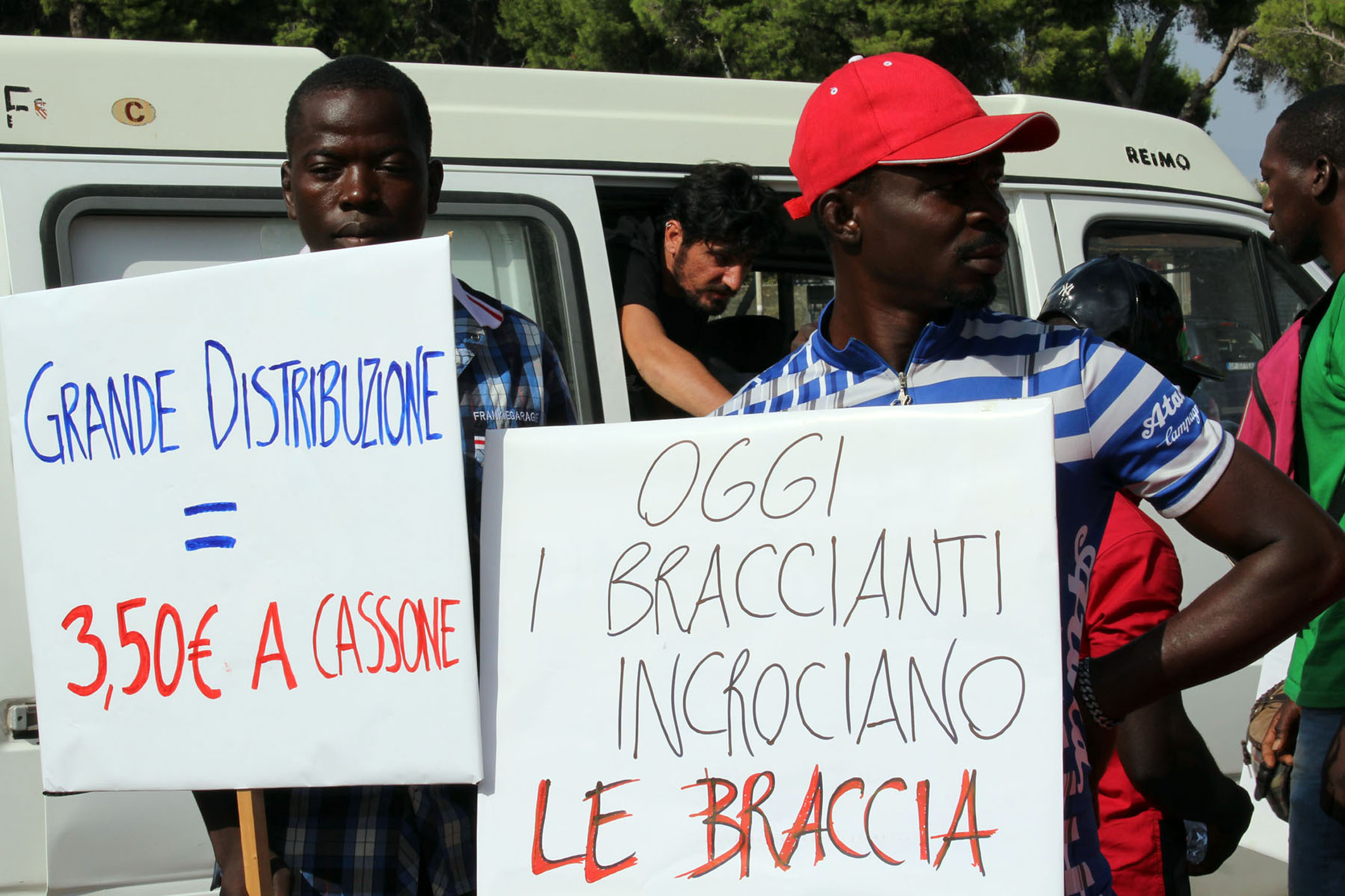 Lavoratori-agricoli-in-piazza3