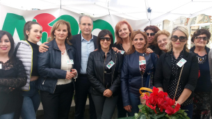 Il sindaco di Lamezia Terme, Paolo Mascaro, assieme ad alcune volontarie dell'Avo