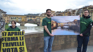 I volontari di Greenpeace in azione a Firenze