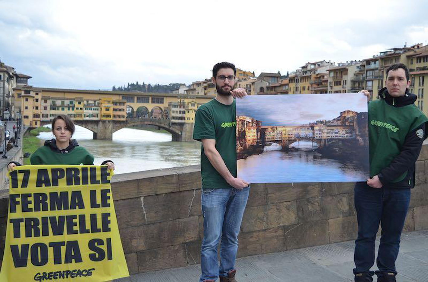 I volontari di Greenpeace in azione a Firenze