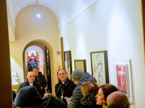 mons-parisi-visita-sezione-arte-contemporanea-museo-diocesano