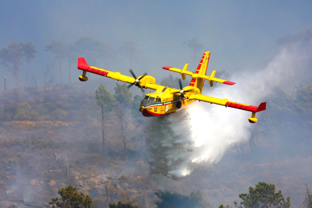 oggi-e-una-giornata-ad-altissimo-rischio-incendi-per-la-calabria-canadair