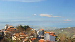 Panorama di Platania. Sullo sfondo il mare del golfo di Sant'Eufemia e la sagoma dell'Etna in Sicilia