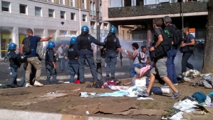 Un momento dello sgombero di Piazza Indipendenza, a pochi passi dalla Stazione Termini  (©UNICEF Italia/2017/E.Noviello)