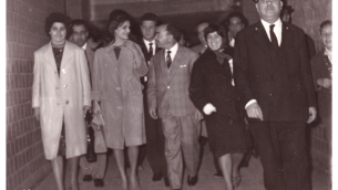 Dalida in Calabria nel 1962, fotografata da Ezio Arcuri, all'arrivo nella stazione di Sant'Eufemia Lamezia (Archivio reportage)