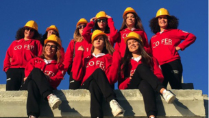 Le atlete della Cofer, fotografate nel cantiere del costruendo Palazzo dello Sport