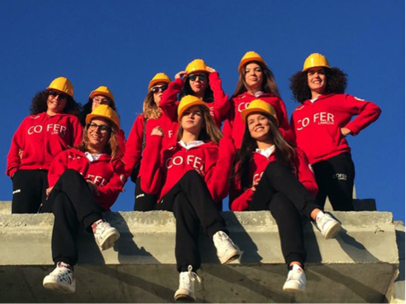 Le atlete della Cofer, fotografate nel cantiere del costruendo Palazzo dello Sport