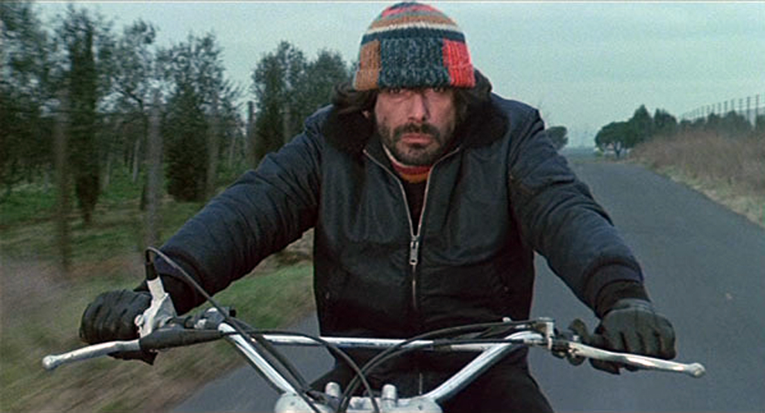 Tomas Milian in «Squadra antiscippo», un film del 1976 diretto da Bruno Corbucci,  in cui compare il personaggio di Nico Giraldi, detto «Er Pirata»