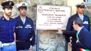 La targa dedicata a Cristiano e Tramonte a Lamezia Terme in contrada Meraglia, sul luogo dove furono barbaramente uccisi