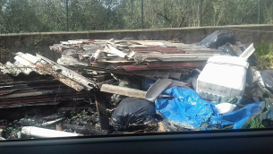 Un'immagine della discarica abusiva di via dei Piceni