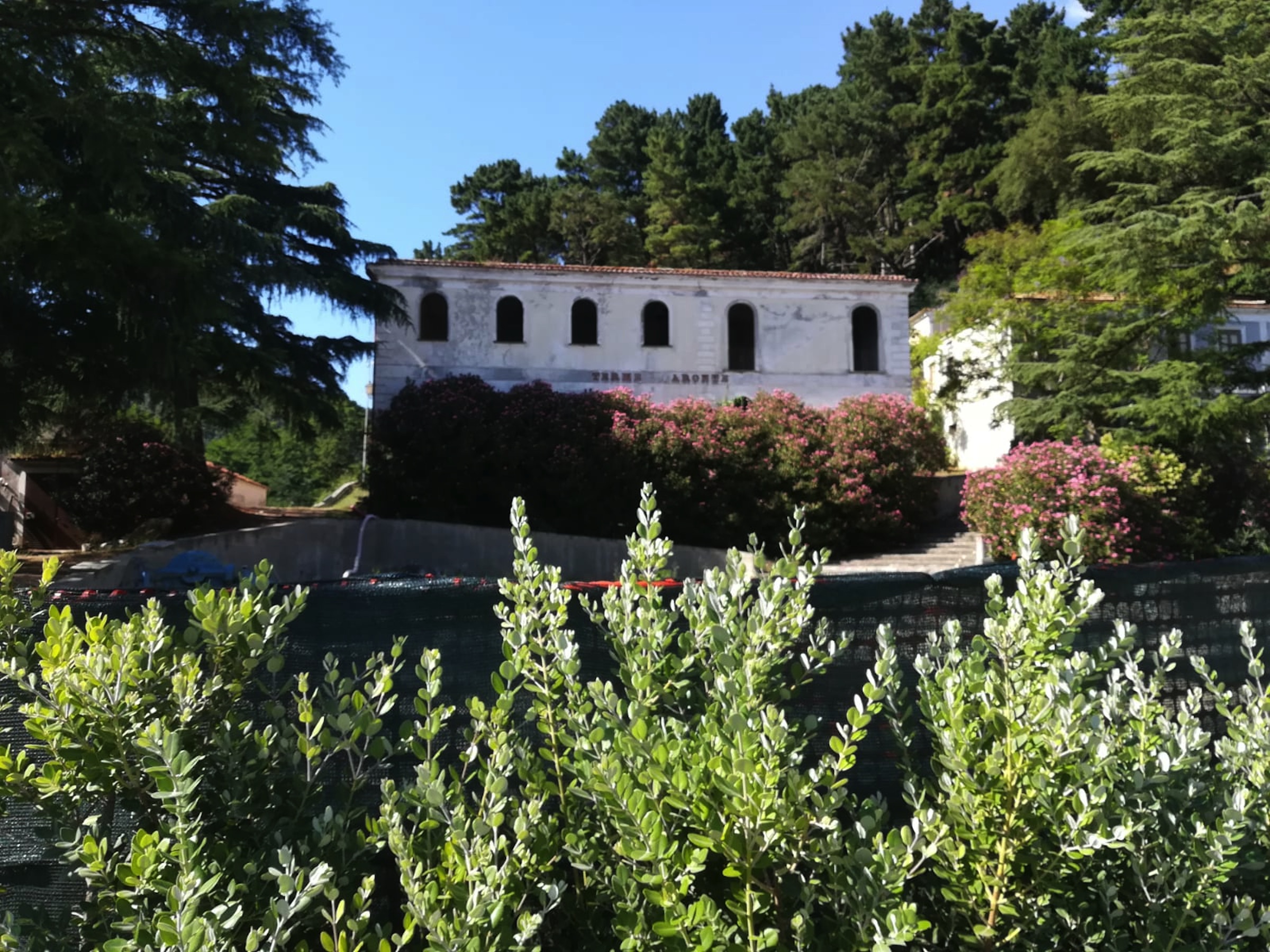 una-veduta-del-giardino-delle-terme-di-caronte