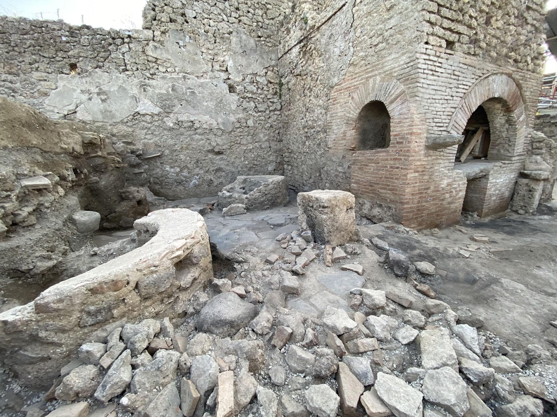 A Pompei emerge il panificio-prigione