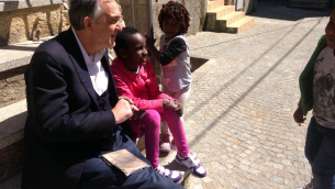 Il presidente della Regione Toscana, Enrico Rossi, con alcuni bambini a Riace
(foto di Alfonso Musci)