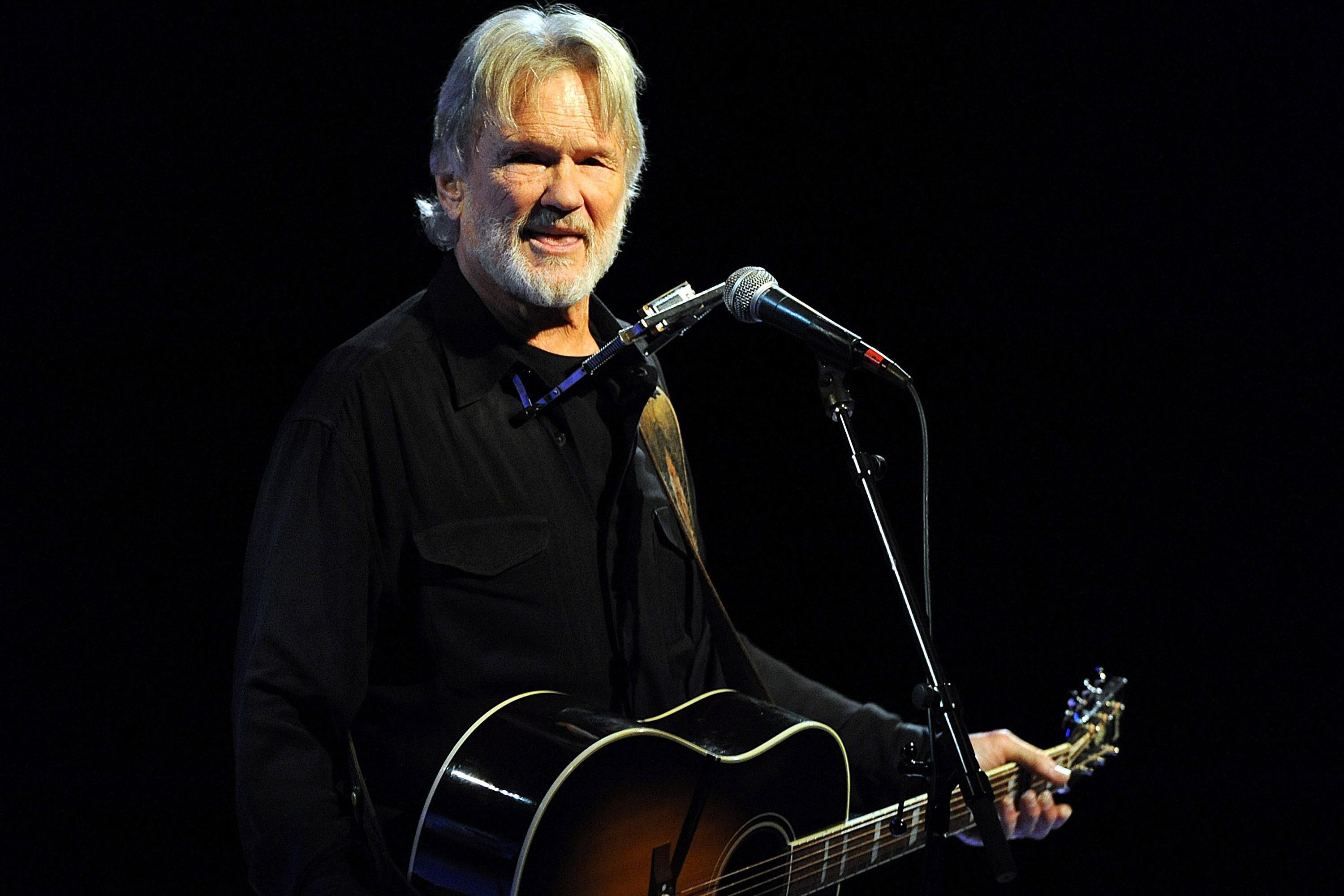 Addio a Kris Kristofferson, leggenda della musica country e attore: aveva 88 anni