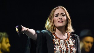 Adele si commuove a Las Vegas: "Mi mancherete terribilmente"