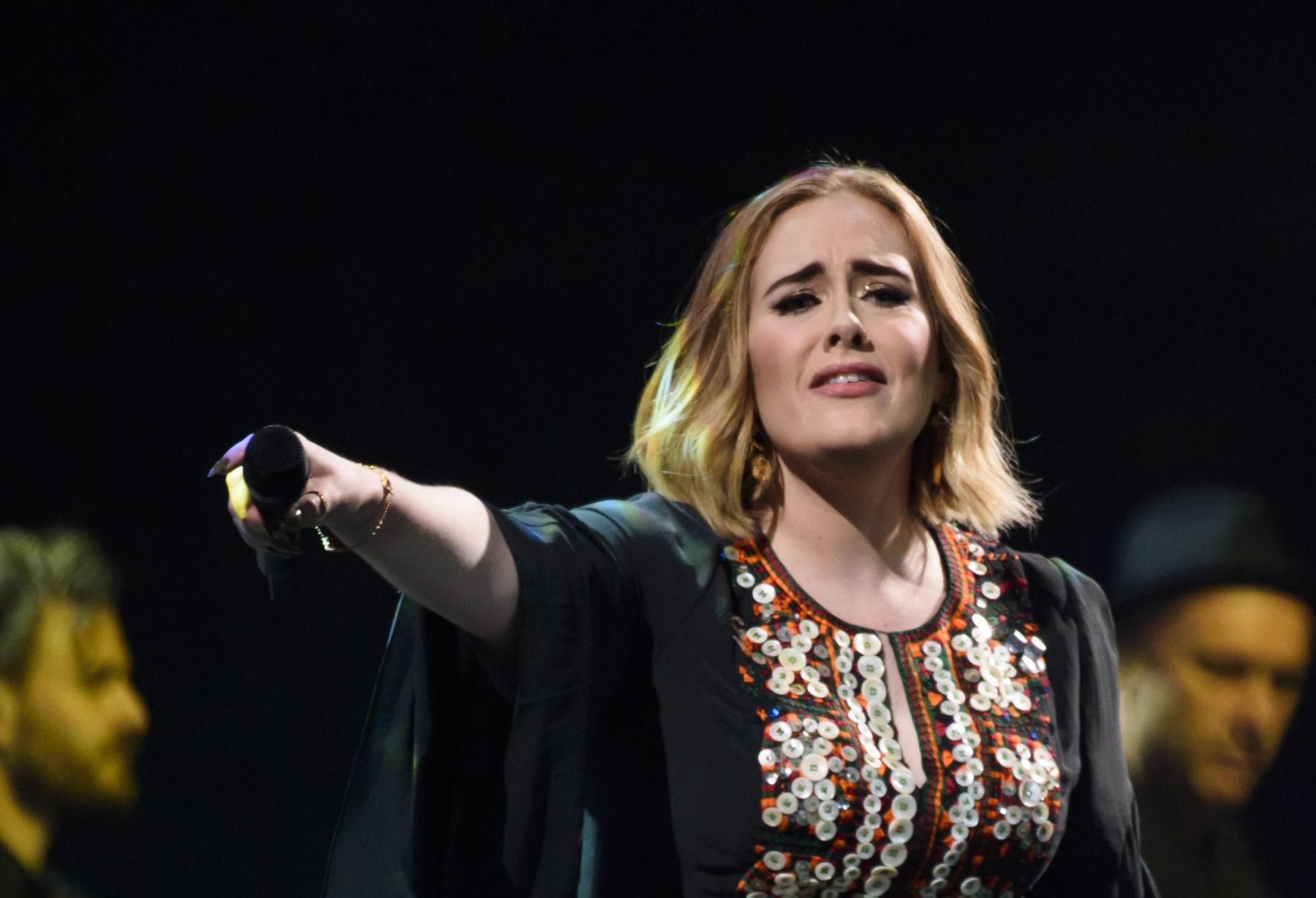 Adele si commuove a Las Vegas: "Mi mancherete terribilmente"