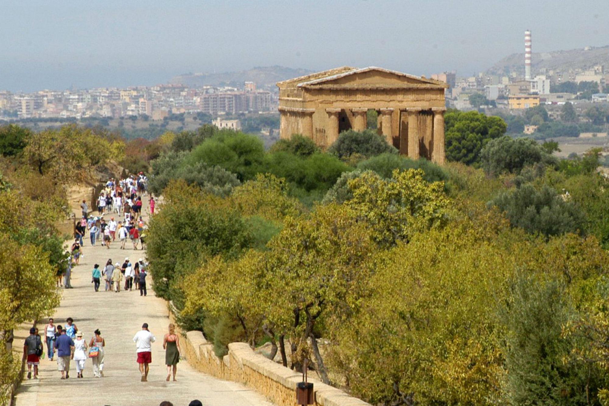 Agrigento, souvenir sulla mafia al bando