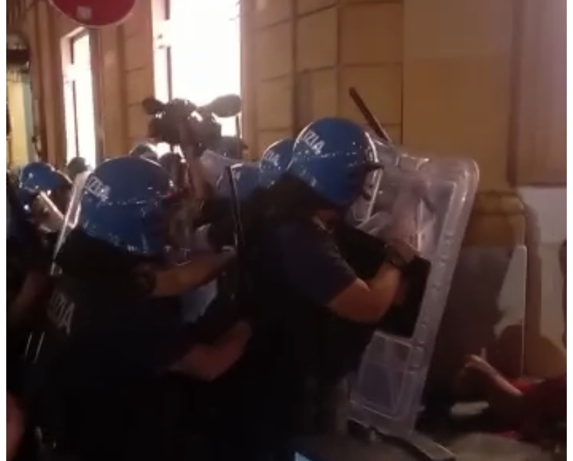 Al comizio di Meloni scontri tra Polizia e manifestanti