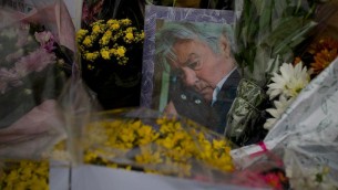 Alain Delon, l'ultimo saluto dei fan: montagne di fiori davanti ai cancelli di Douchy