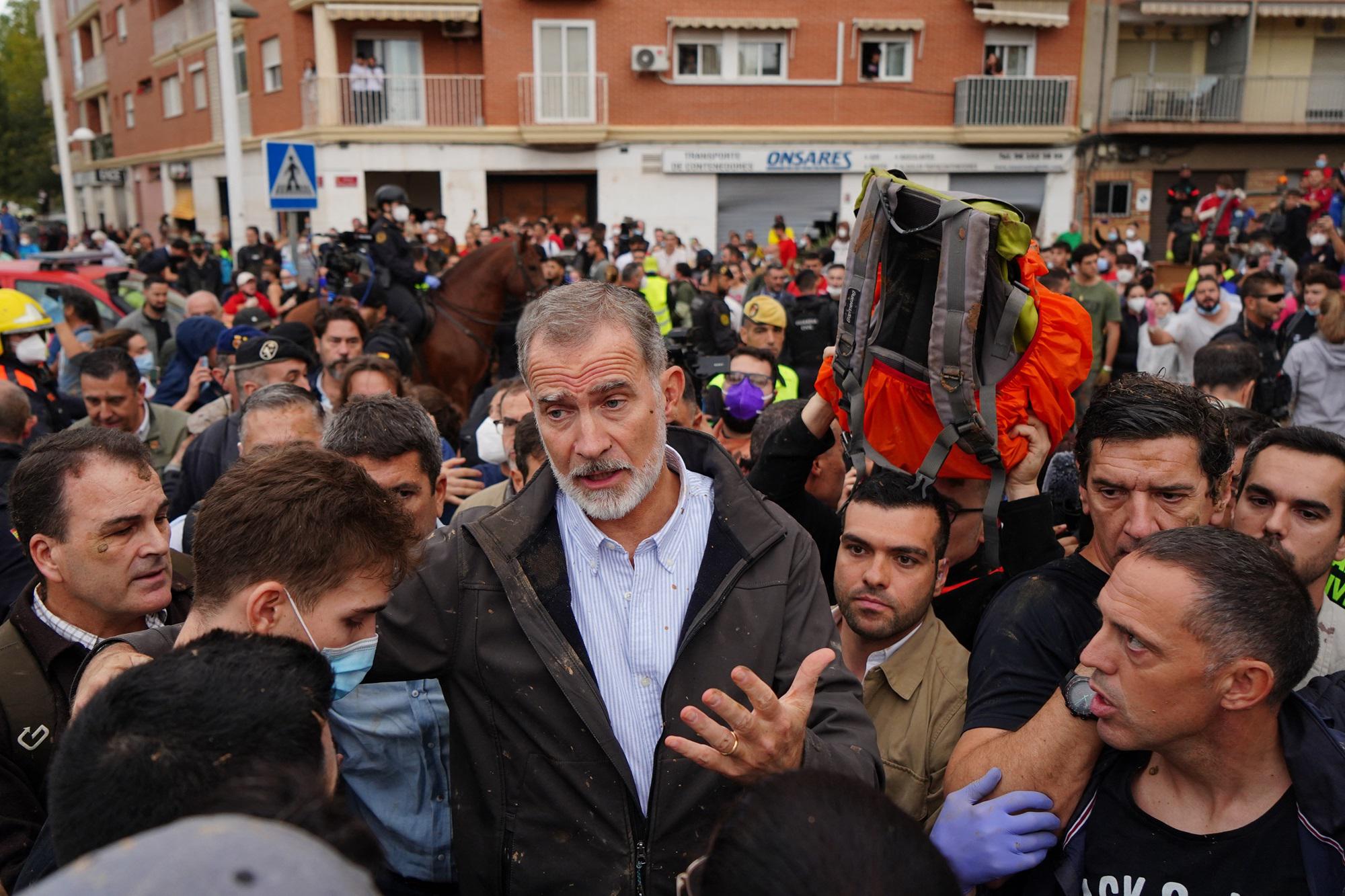 Alluvione in Spagna, re Felipe: "Comprendo la loro rabbia"