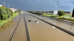 Alluvione Spagna, allerta rossa a Barcellona: allagamenti e voli cancellati a El Prat - Video