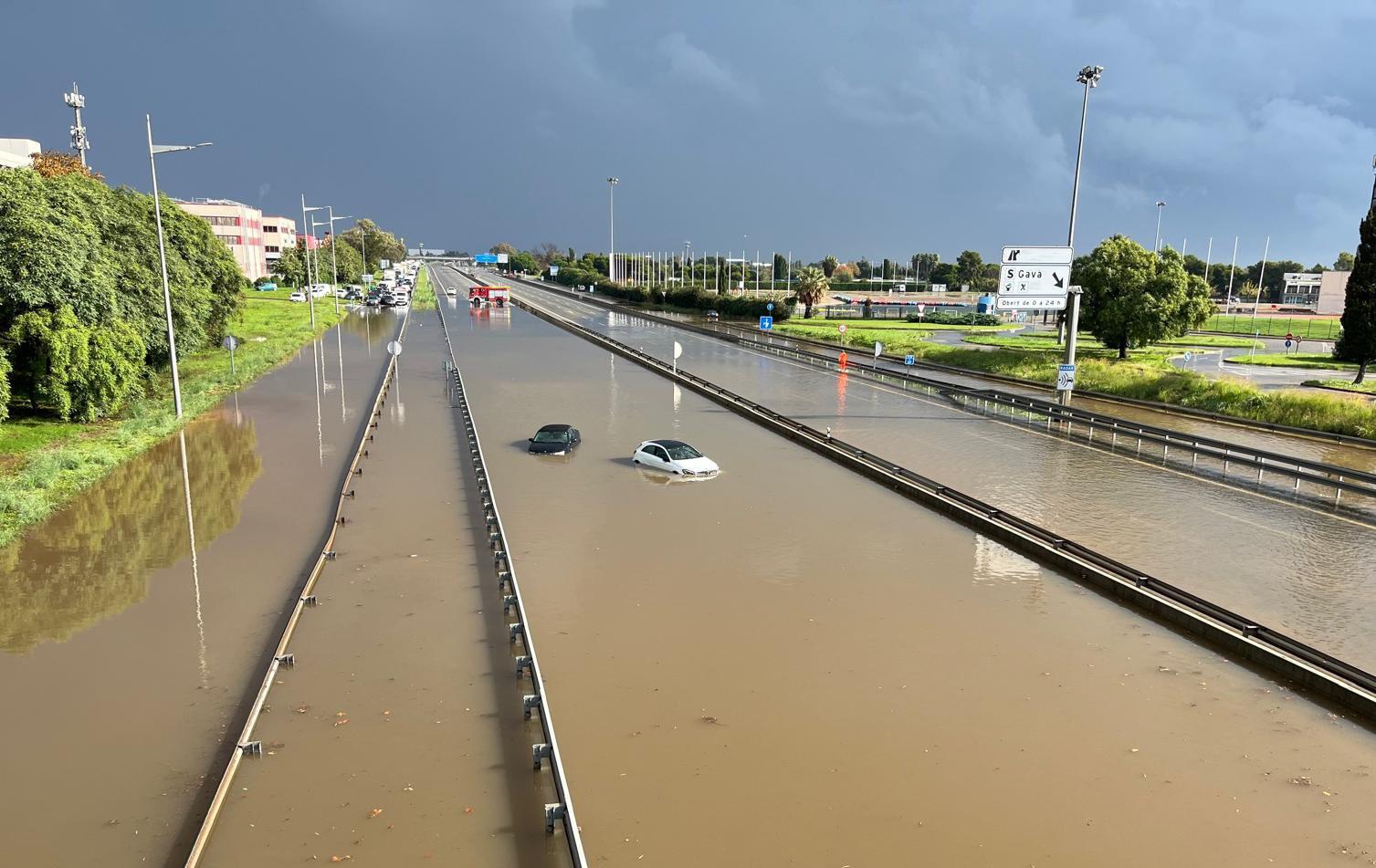 Alluvione Spagna, allerta rossa a Barcellona: allagamenti e voli cancellati a El Prat - Video