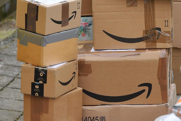 Amazon contro le recensioni false, prima denuncia penale in Italia