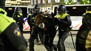 Amsterdam, nuova notte di disordini: centinaia di arresti