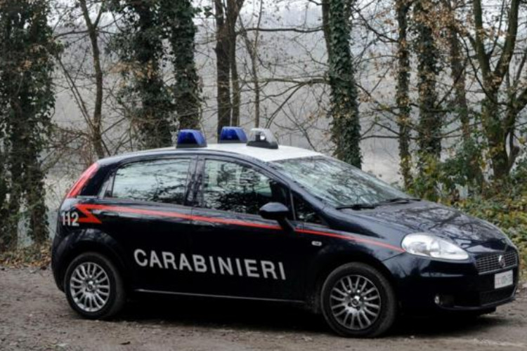 Aosta, pulmino di turisti in un torrente: morto l'autista