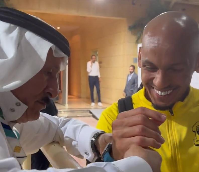 Arabia Saudita, Fabinho gioca bene: tifoso gli regala Rolex - Video