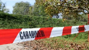 Arezzo, donna trovata morta in un campo: si indaga per omicidio