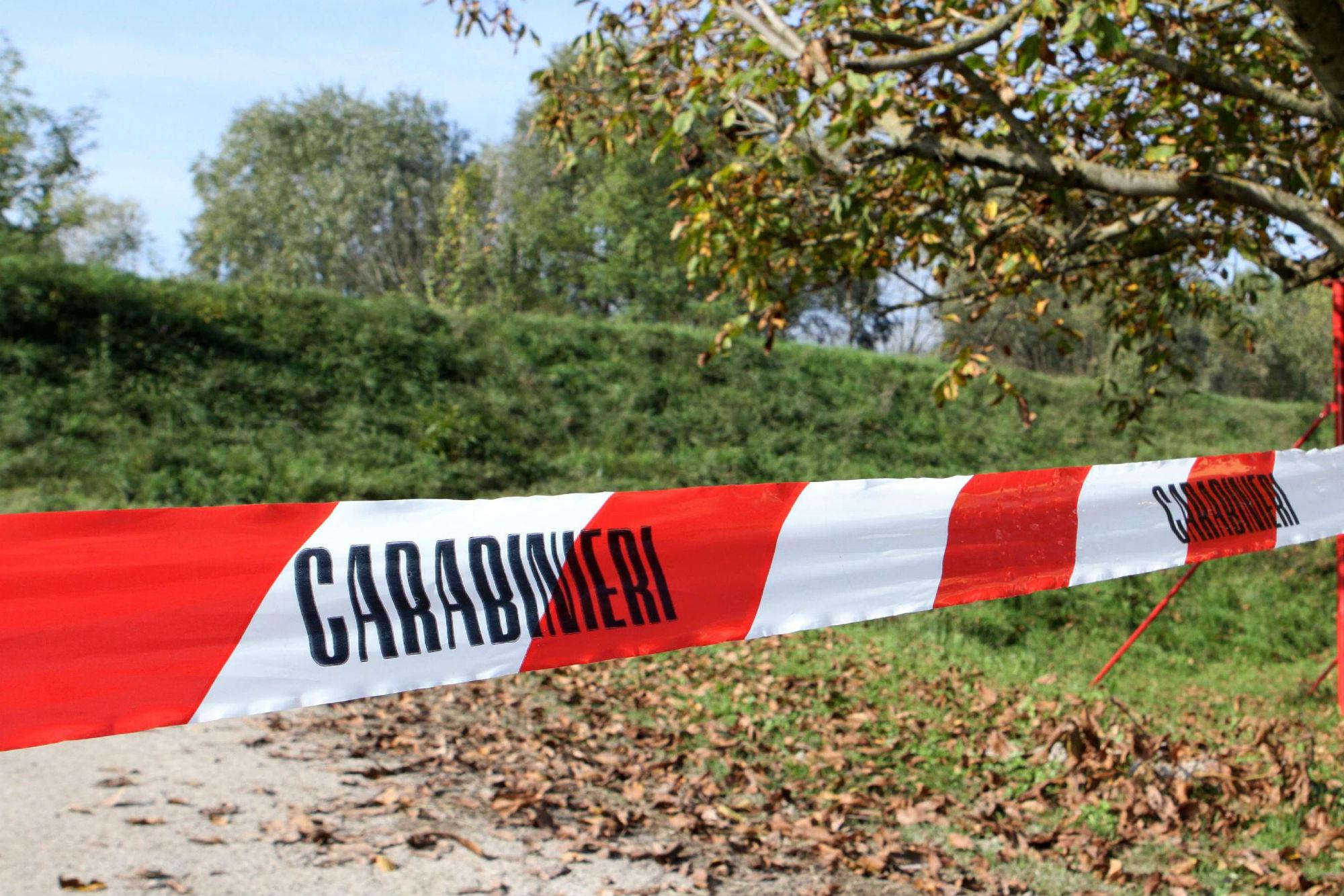 Arezzo, donna trovata morta in un campo: si indaga per omicidio