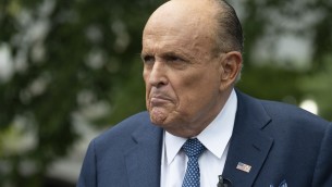 Assalto a Capitol Hill, Giuliani si consegna in Georgia: cauzione da 150mila dollari