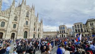 Assembramenti piazza Duomo, l'allarme degli esperti